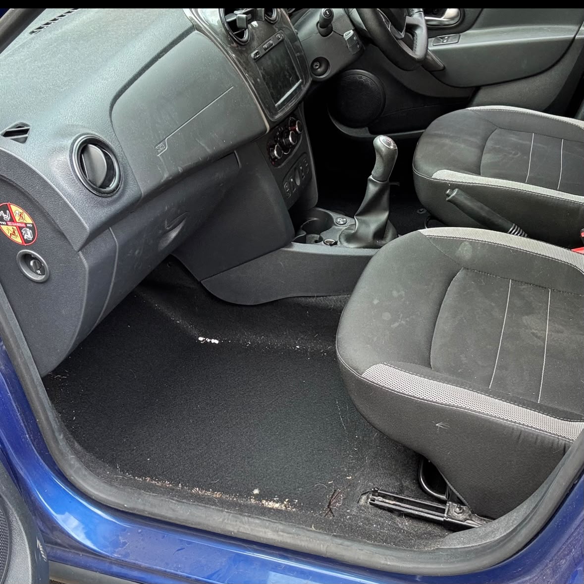 Habitacle d'une Dacia Sandero sale avant nettoyage intérieur