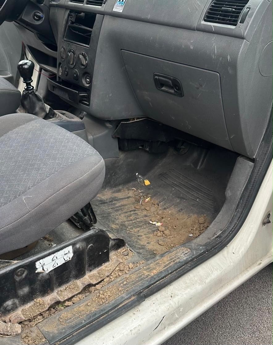 Plancher et seuil de porte d'un utilitaire couverts de terre avant nettoyage