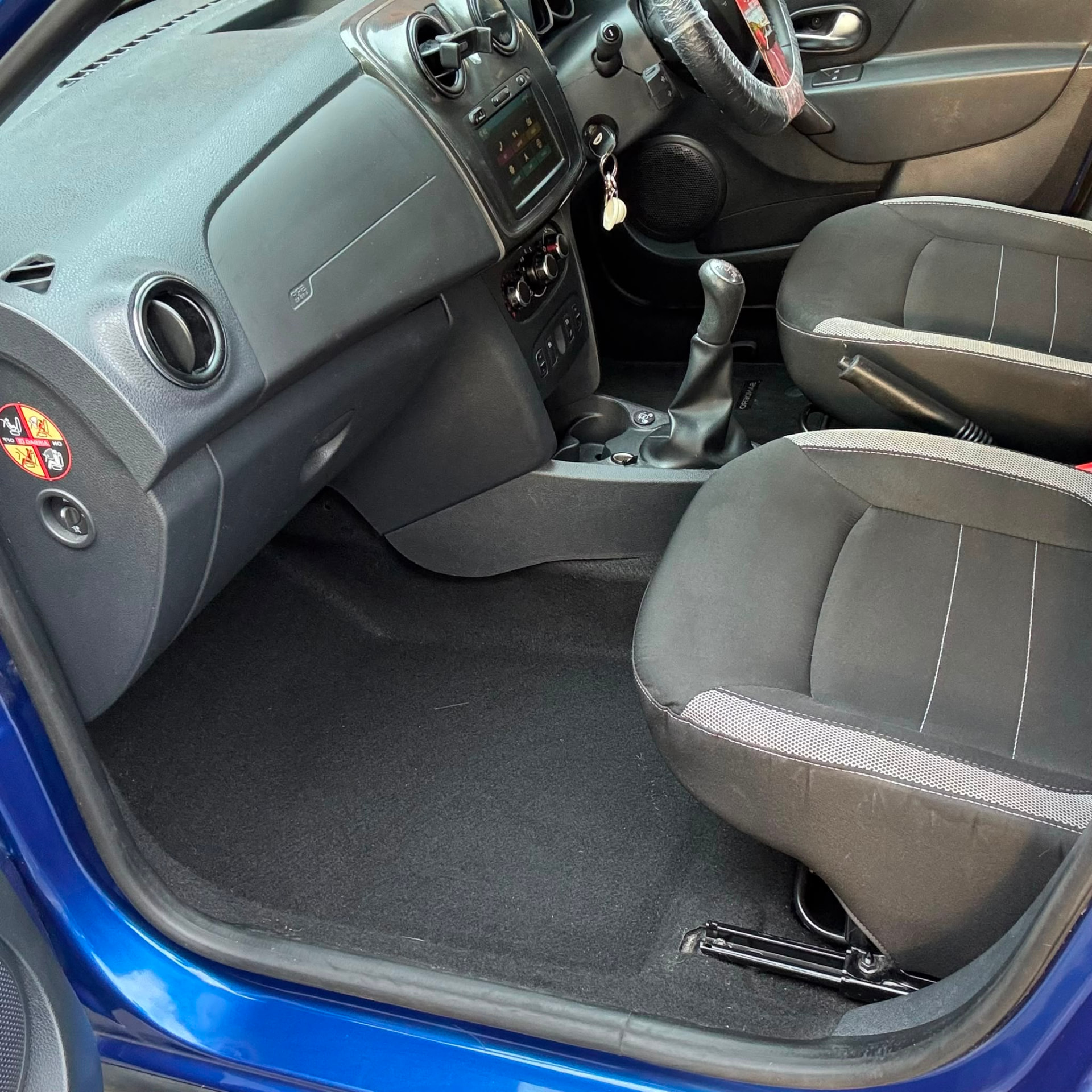 Habitacle d'une Dacia Sandero propre après nettoyage intérieur