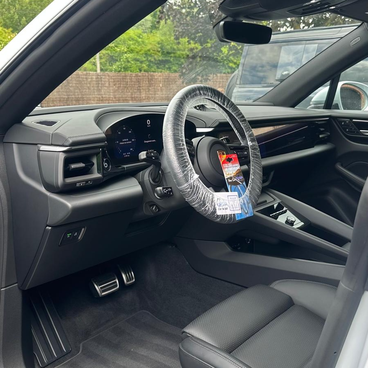 Habitacle d'une Porsche Macan 4S après nettoyage intérieur