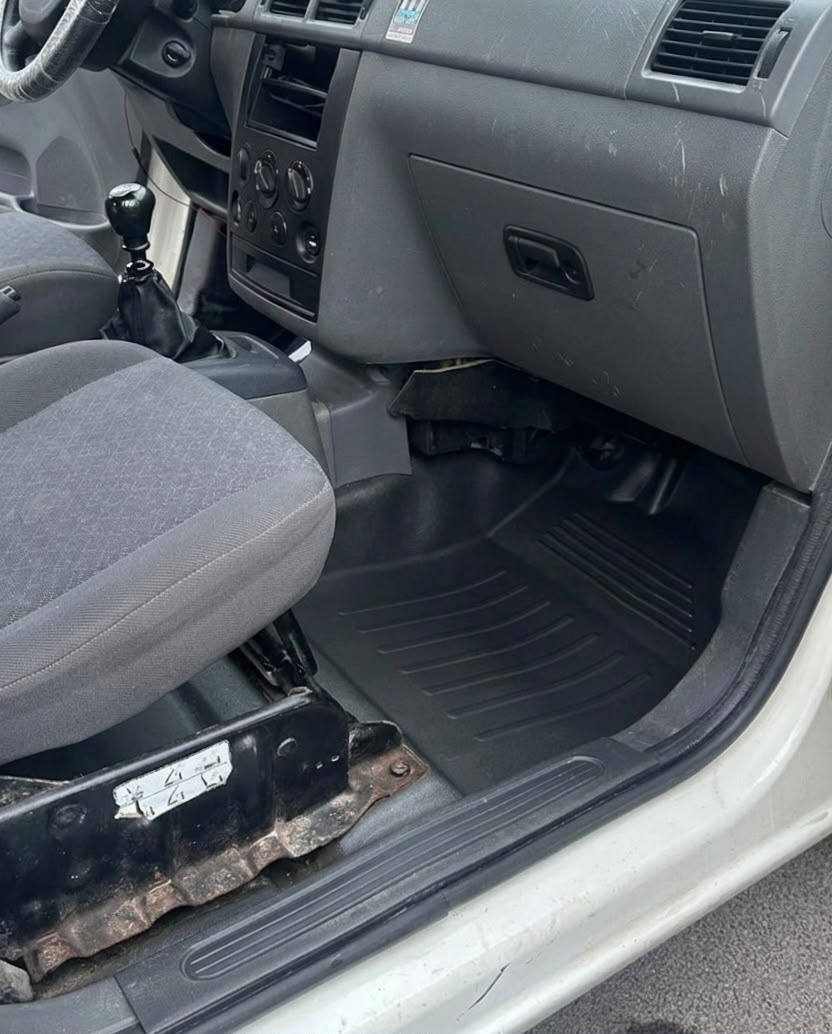 Plancher et seuil de porte d'un utilitaire propres après nettoyage
