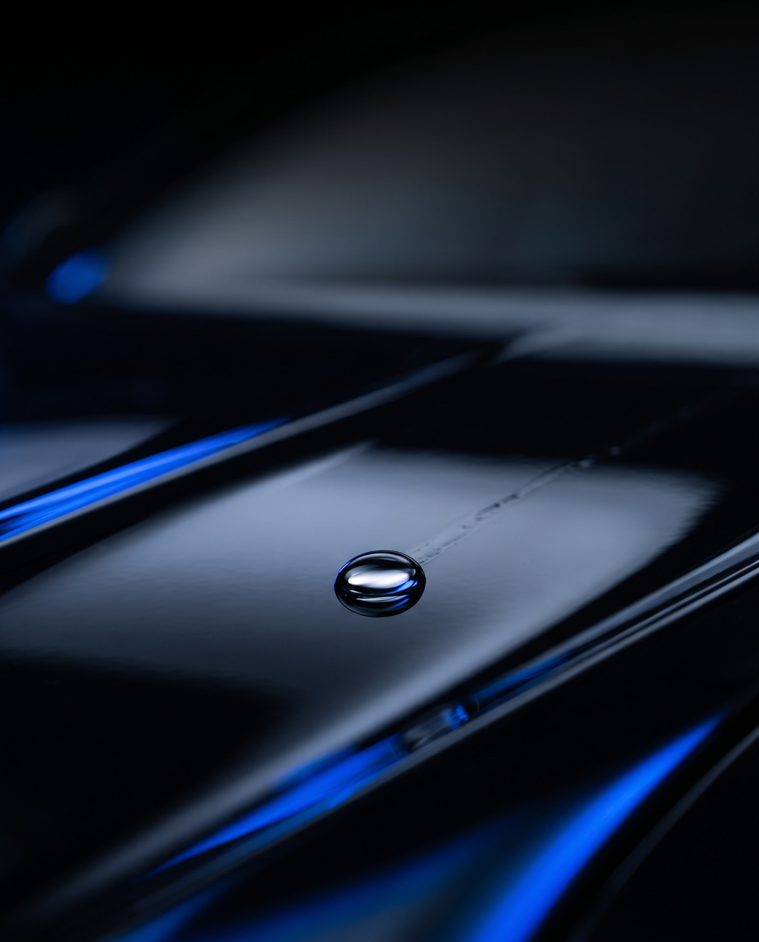 Goutte d'eau sur une carrosserie noire fraîchement traitée