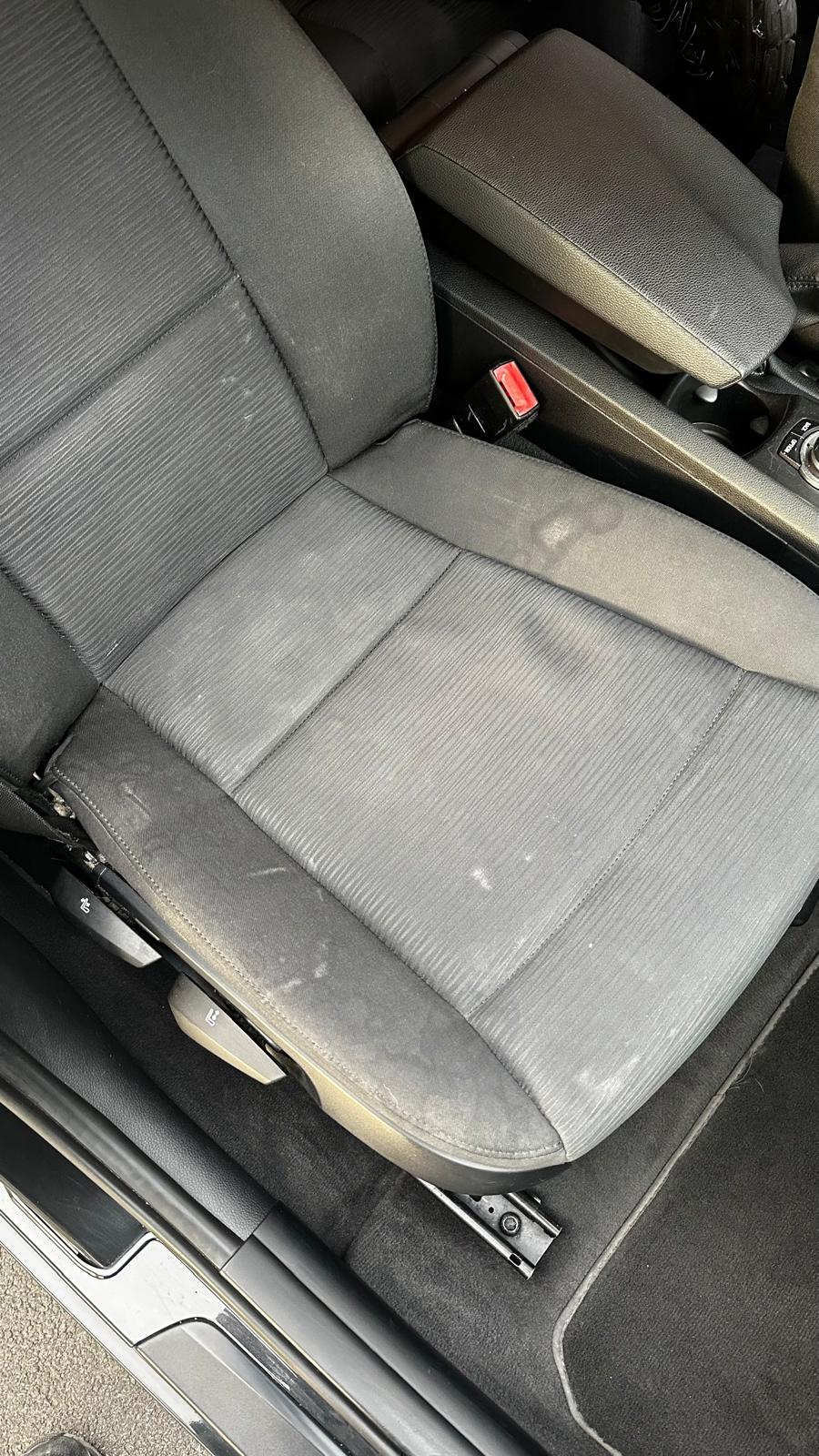 Siège tissu d'une BMW Série 1 taché avant nettoyage