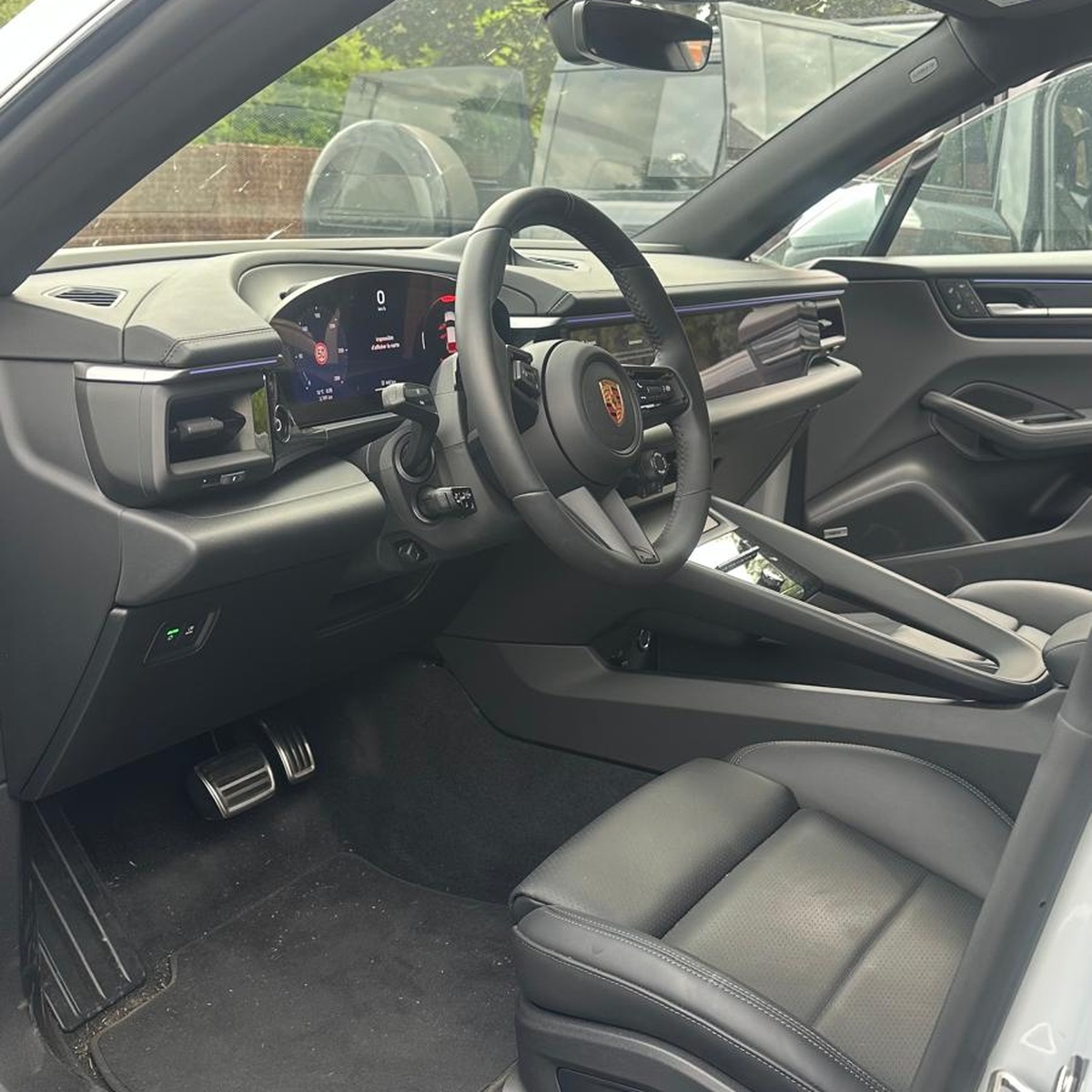 Habitacle d'une Porsche Macan 4S avant nettoyage intérieur